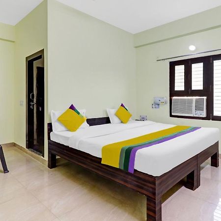 Hotel Pragati Palace Матура Екстериор снимка