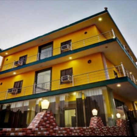 Hotel Pragati Palace Матура Екстериор снимка
