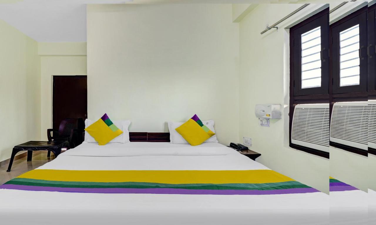 Hotel Pragati Palace Матура Екстериор снимка