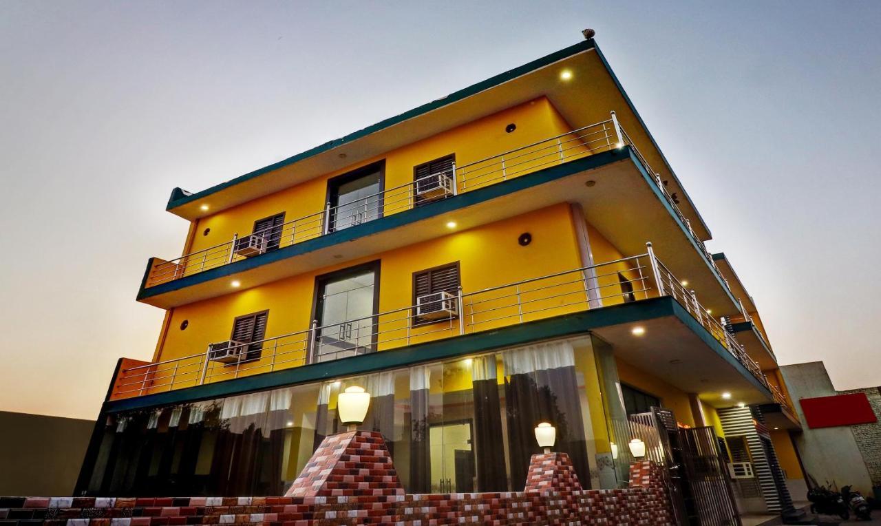 Hotel Pragati Palace Матура Екстериор снимка