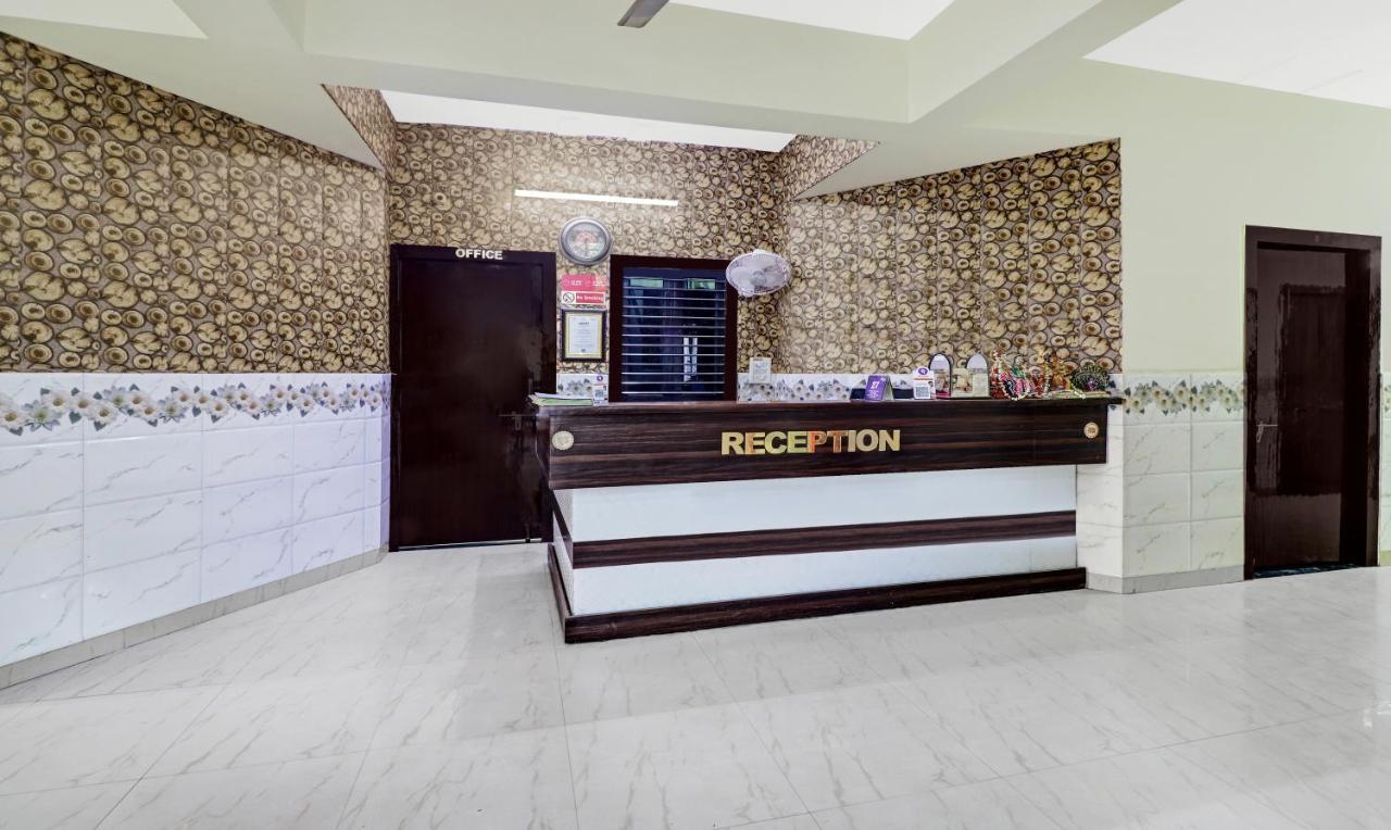 Hotel Pragati Palace Матура Екстериор снимка