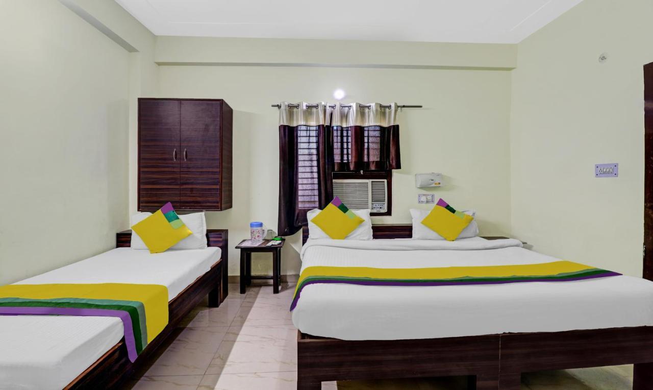 Hotel Pragati Palace Матура Екстериор снимка