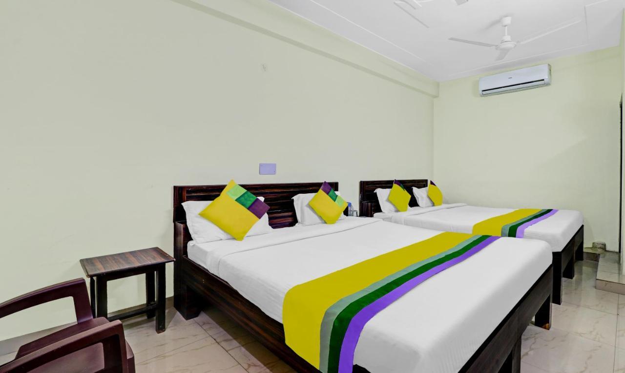 Hotel Pragati Palace Матура Екстериор снимка