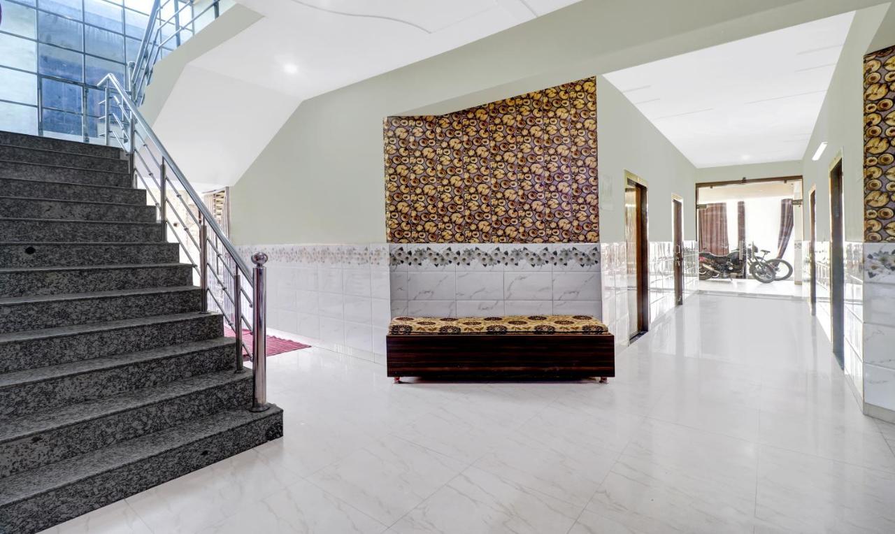 Hotel Pragati Palace Матура Екстериор снимка