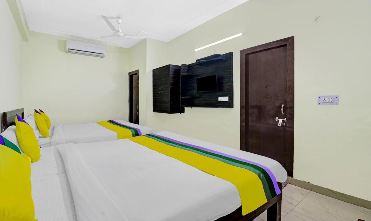 Hotel Pragati Palace Матура Екстериор снимка