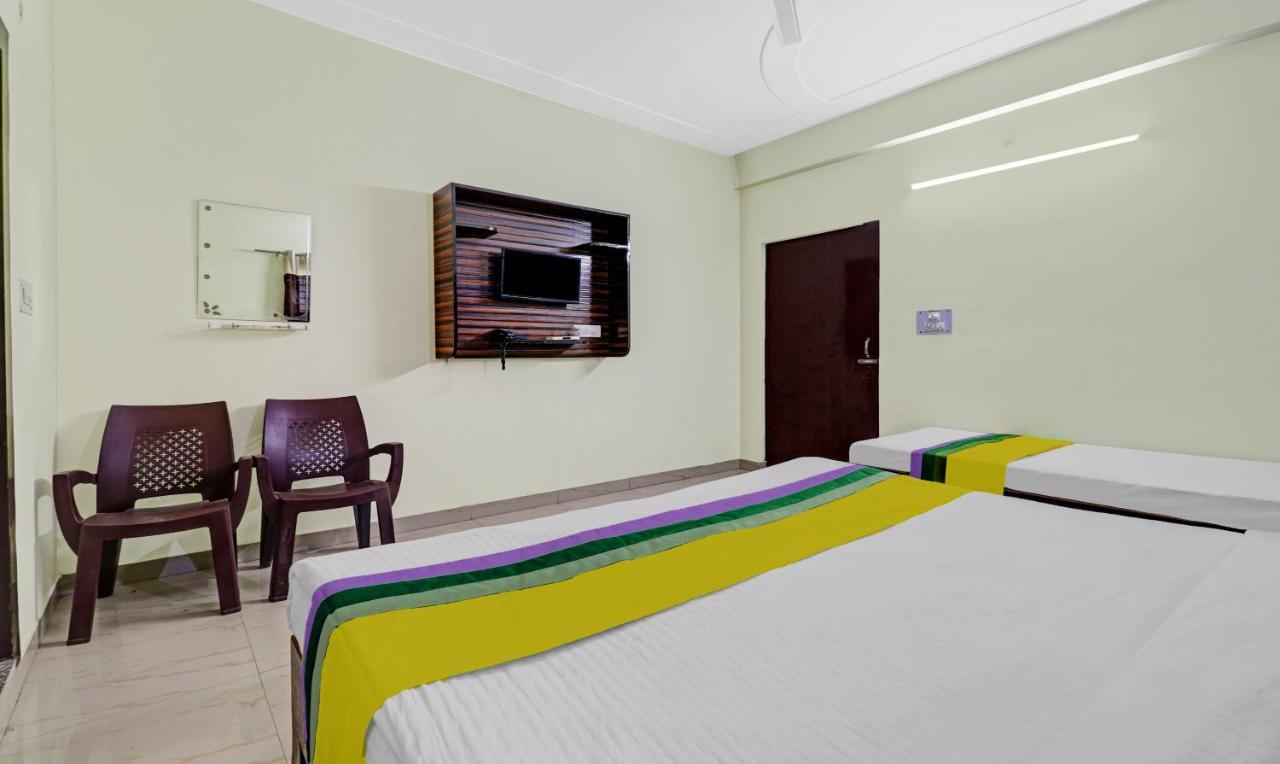 Hotel Pragati Palace Матура Екстериор снимка