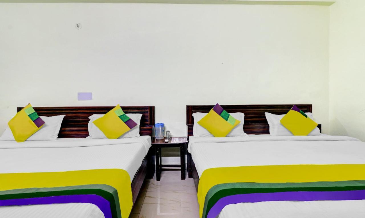 Hotel Pragati Palace Матура Екстериор снимка