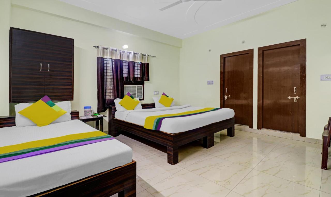 Hotel Pragati Palace Матура Екстериор снимка