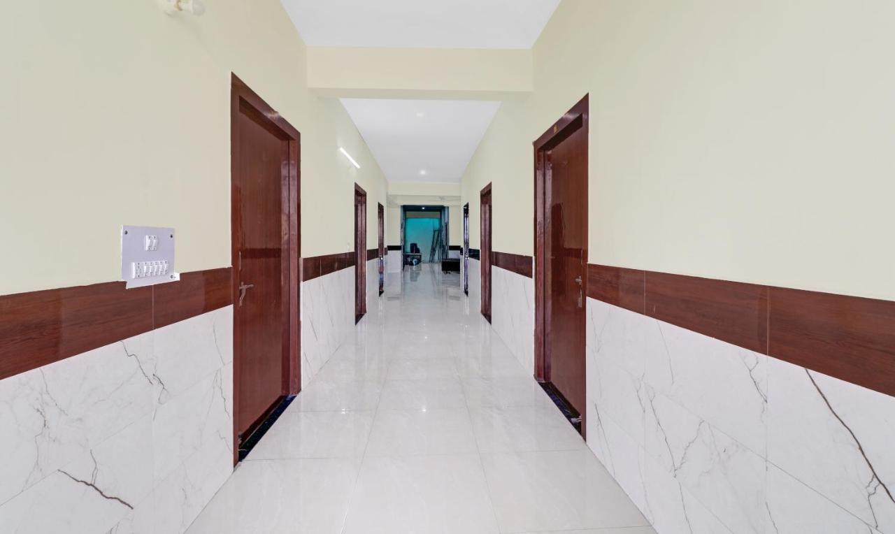 Hotel Pragati Palace Матура Екстериор снимка