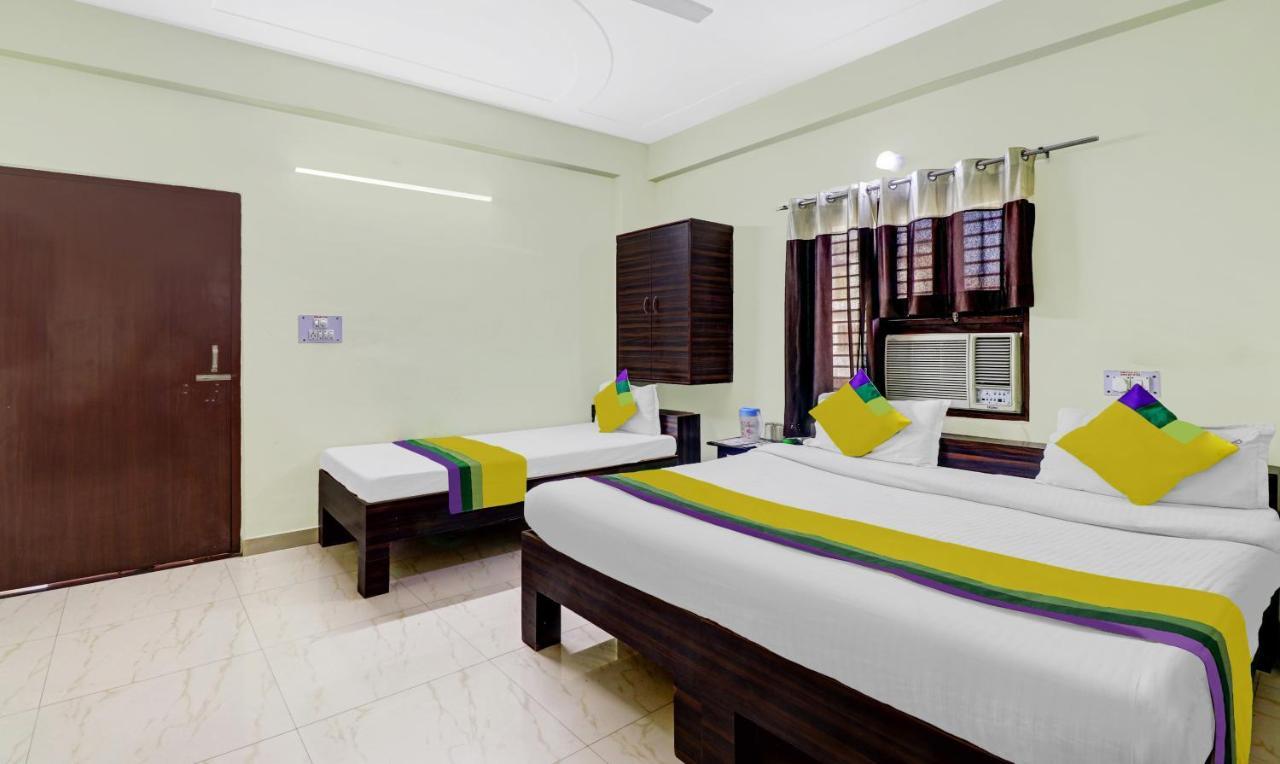 Hotel Pragati Palace Матура Екстериор снимка