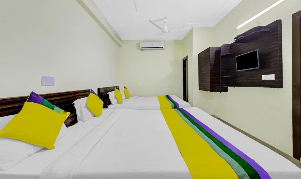 Hotel Pragati Palace Матура Екстериор снимка