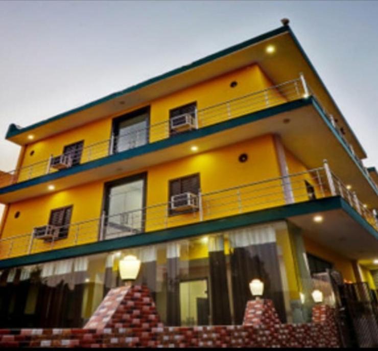 Hotel Pragati Palace Матура Екстериор снимка