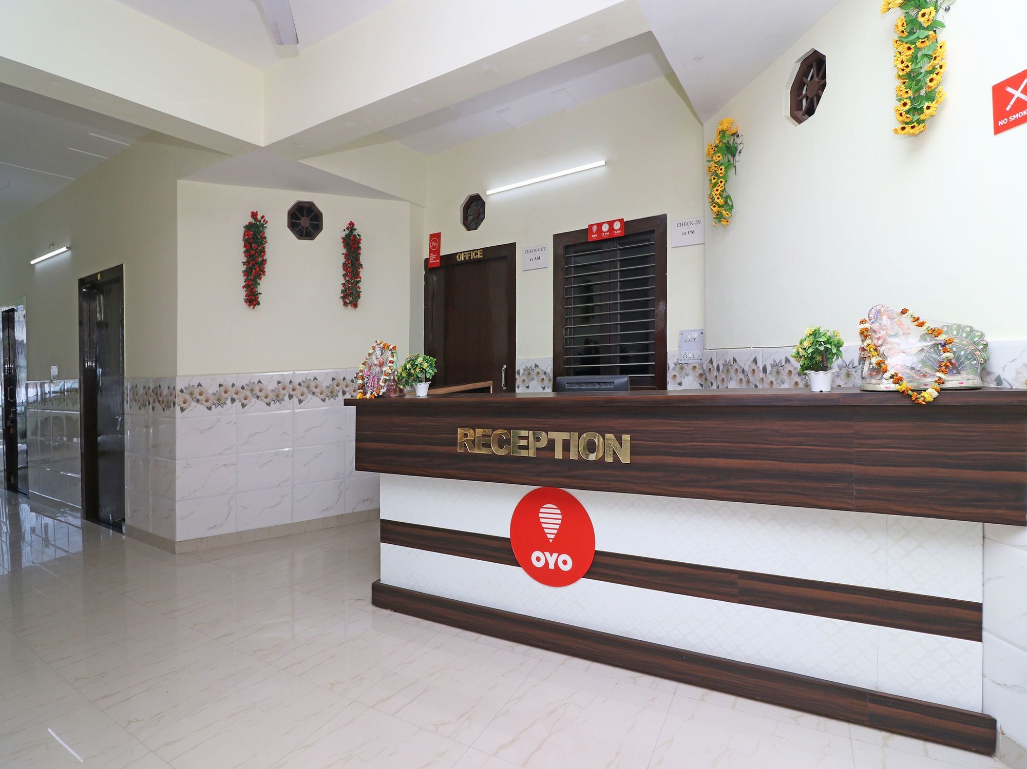 Hotel Pragati Palace Матура Екстериор снимка