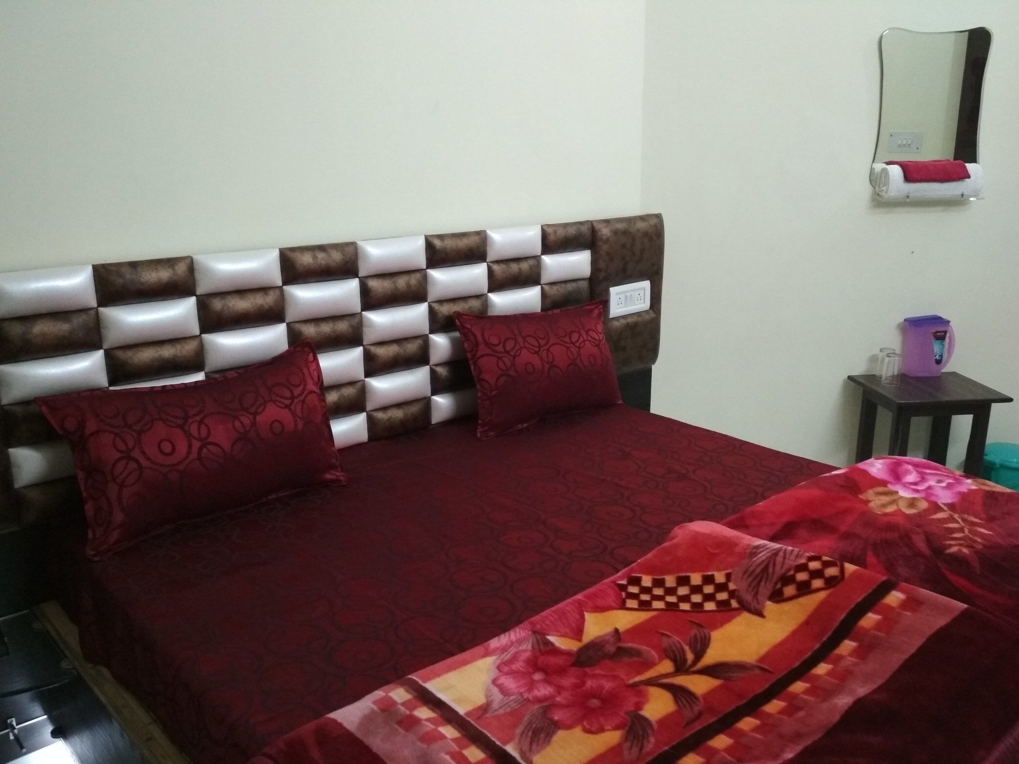 Hotel Pragati Palace Матура Екстериор снимка