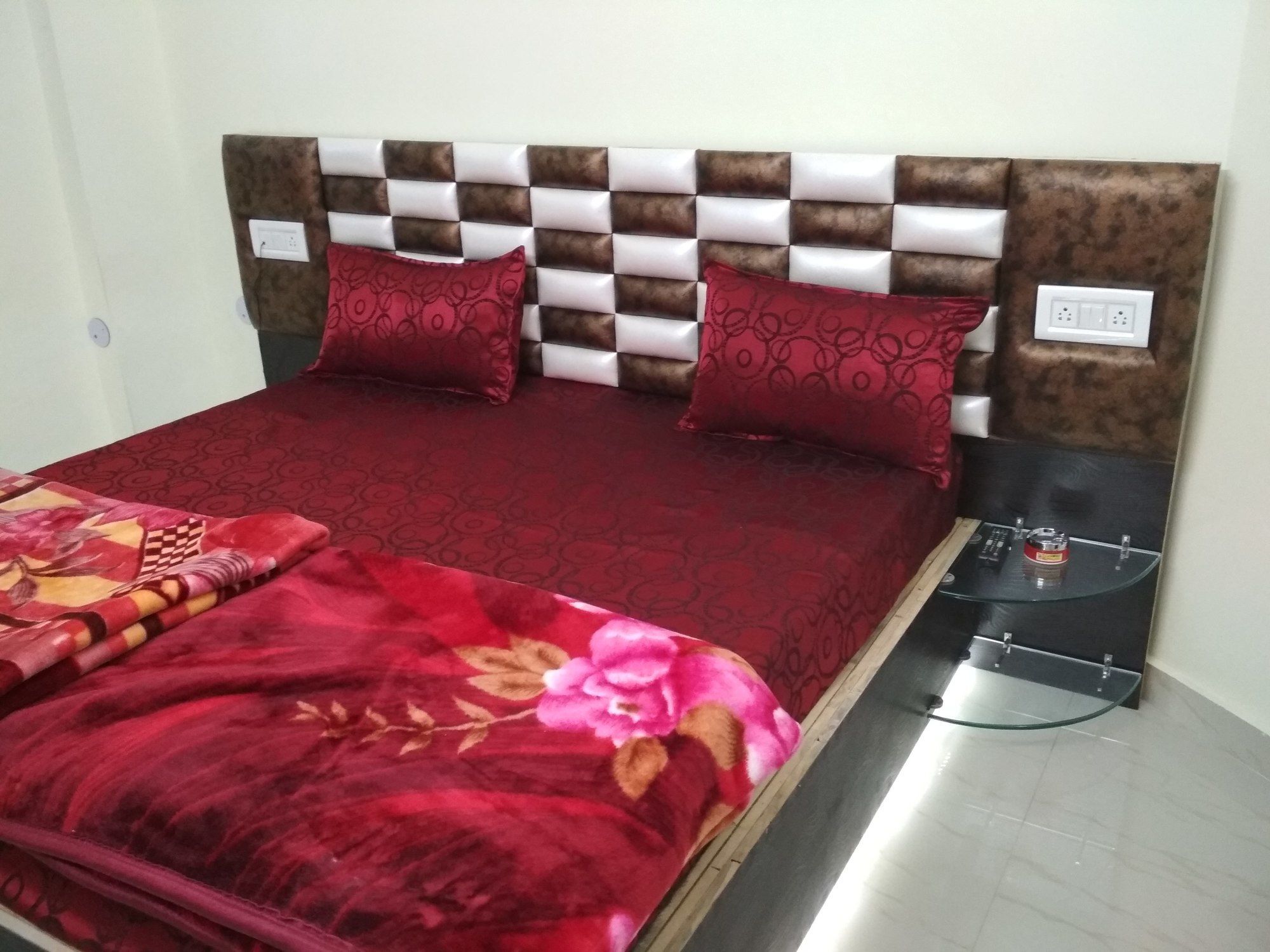 Hotel Pragati Palace Матура Екстериор снимка